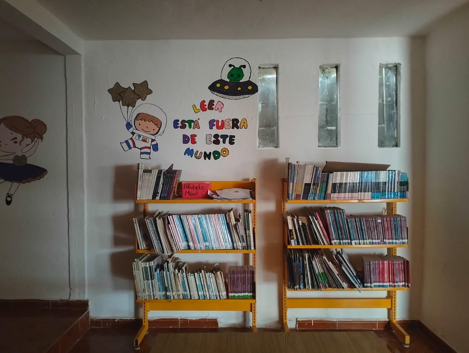 Biblioteca moderna con estanterías de madera